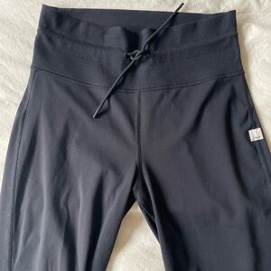 Vuori daily jogger in black size small